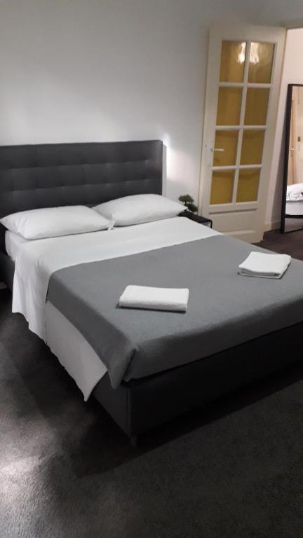 阿让Chambres d'Hotes Centre Ville的一间卧室配有一张大床和两条毛巾
