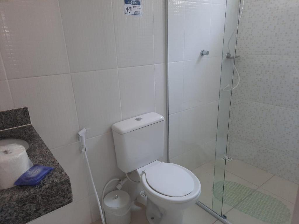 圣安娜-杜斯蒙蒂斯Pousada Chalés dos Montes的一间带卫生间和玻璃淋浴间的浴室