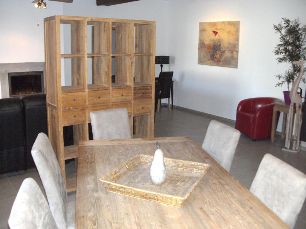 Bende菲尔姆奥利维尔度假屋的一间带木桌和椅子的用餐室