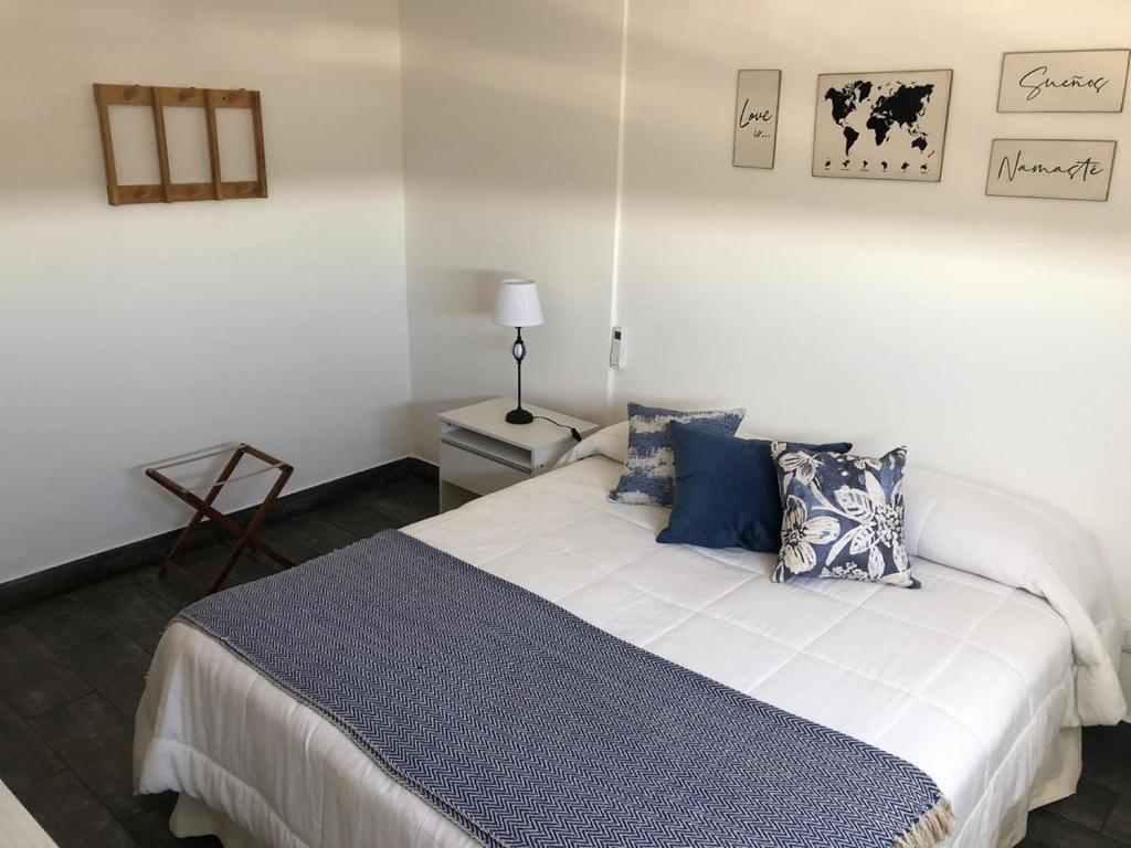 巴拉那Namaste的一间卧室配有一张带蓝色和白色枕头的床