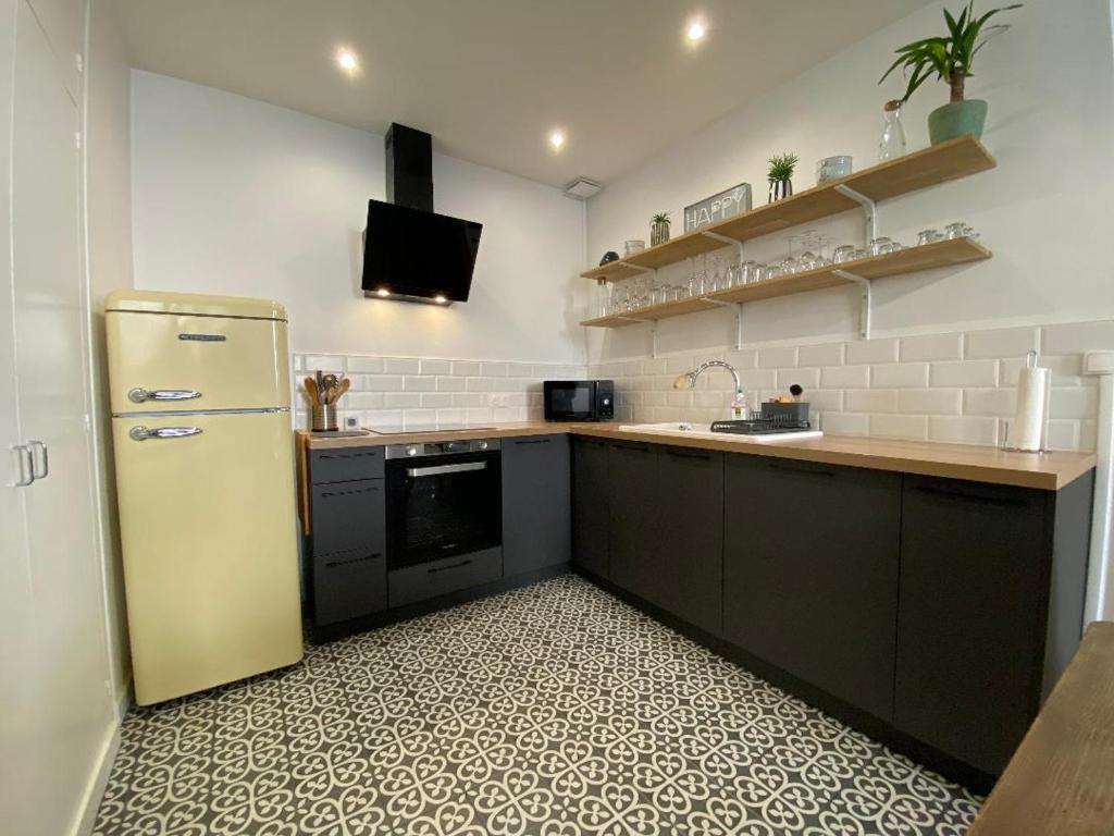 拉罗谢尔Superbe T2 de 45m² en hyper centre的厨房配有冰箱和台面