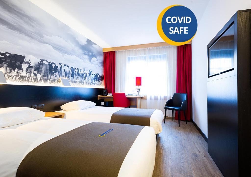 赖斯韦克哈赫/赖斯韦克巴斯蒂欧酒店 的酒店客房设有两张床和一个可读安全保险箱的标志