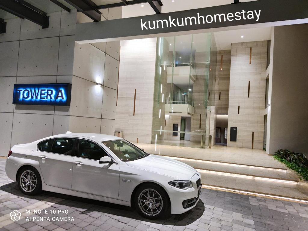 努沙再也Kumkum Homestay Studio的停在大楼前的白色汽车