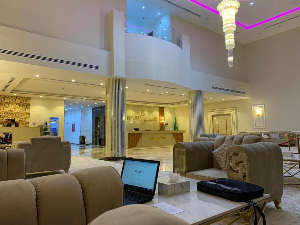 哈费尔巴廷فندق بــــاســــيل的大堂配有沙发和笔记本电脑桌