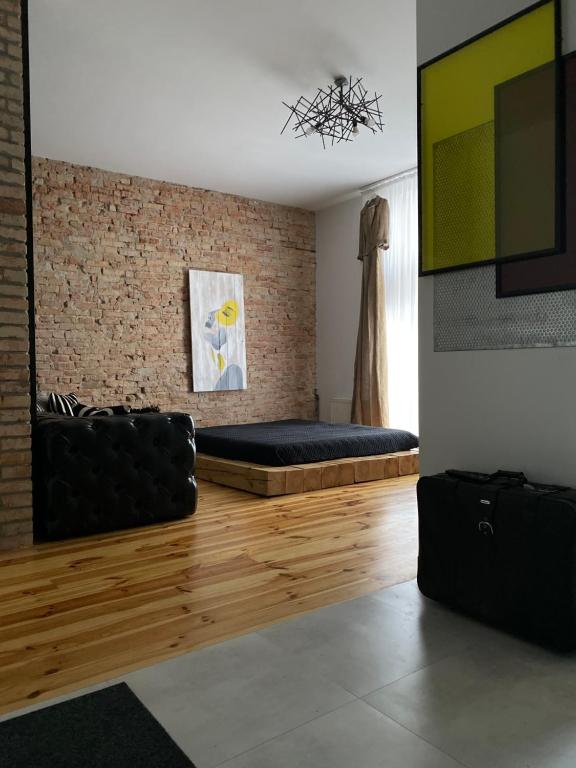 捷尔诺波尔Smolynja stail的带沙发和砖墙的客厅