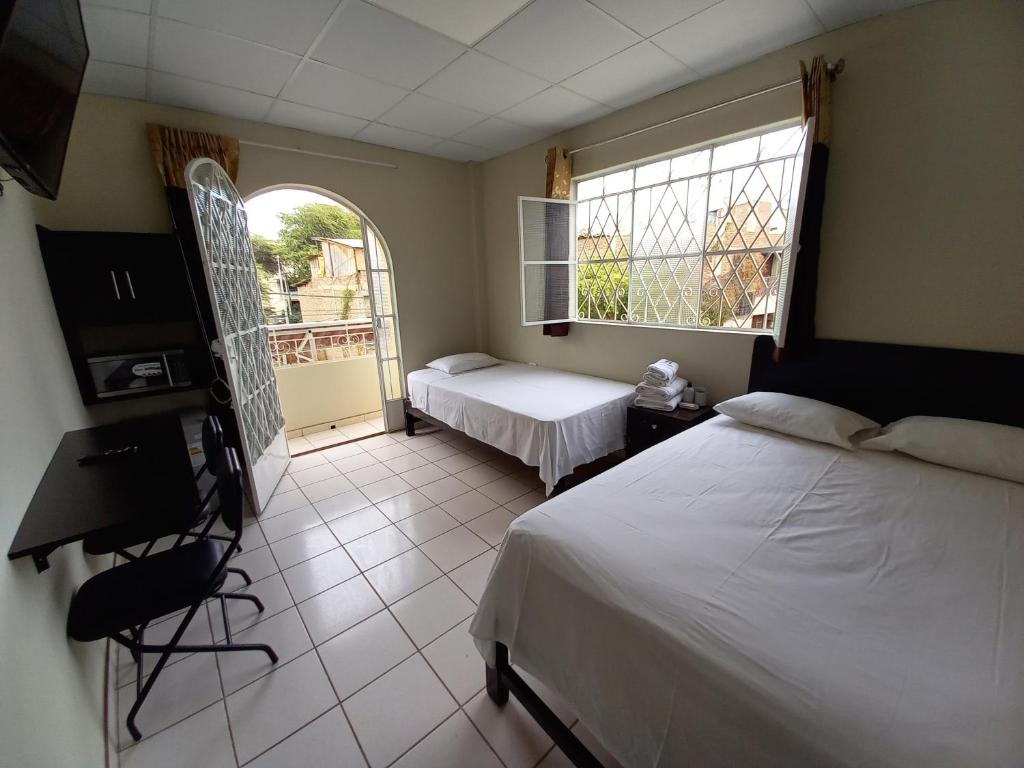 皮乌拉Kira's House的一间卧室设有两张床和窗户。