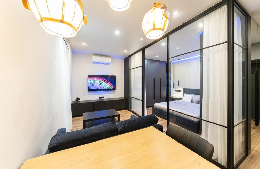 基辅Modern loft style apartment的一间带桌子和床的用餐室