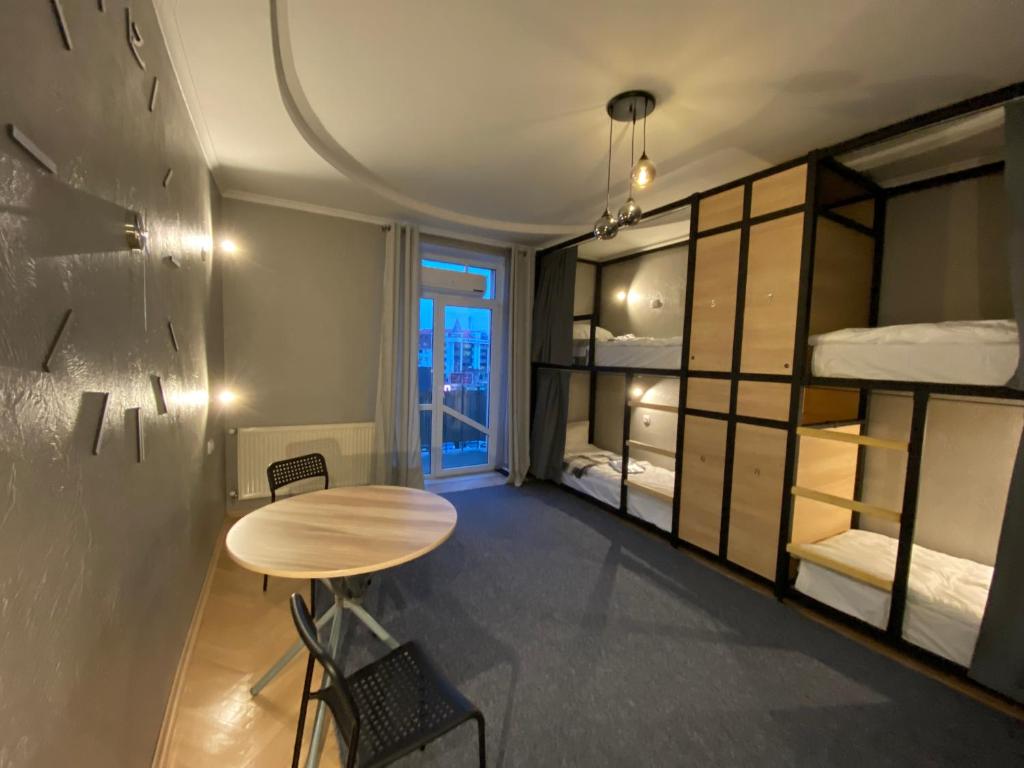 伊万诺-弗兰科夫斯克Ehostel360的客房设有桌子和一些双层床。