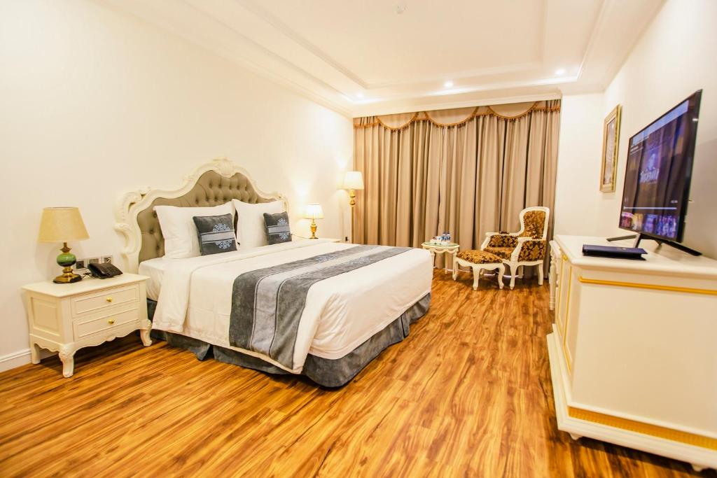 Diễn ChâuKhách sạn Minh Phú Diamond Palace的配有一张床和一台平面电视的酒店客房