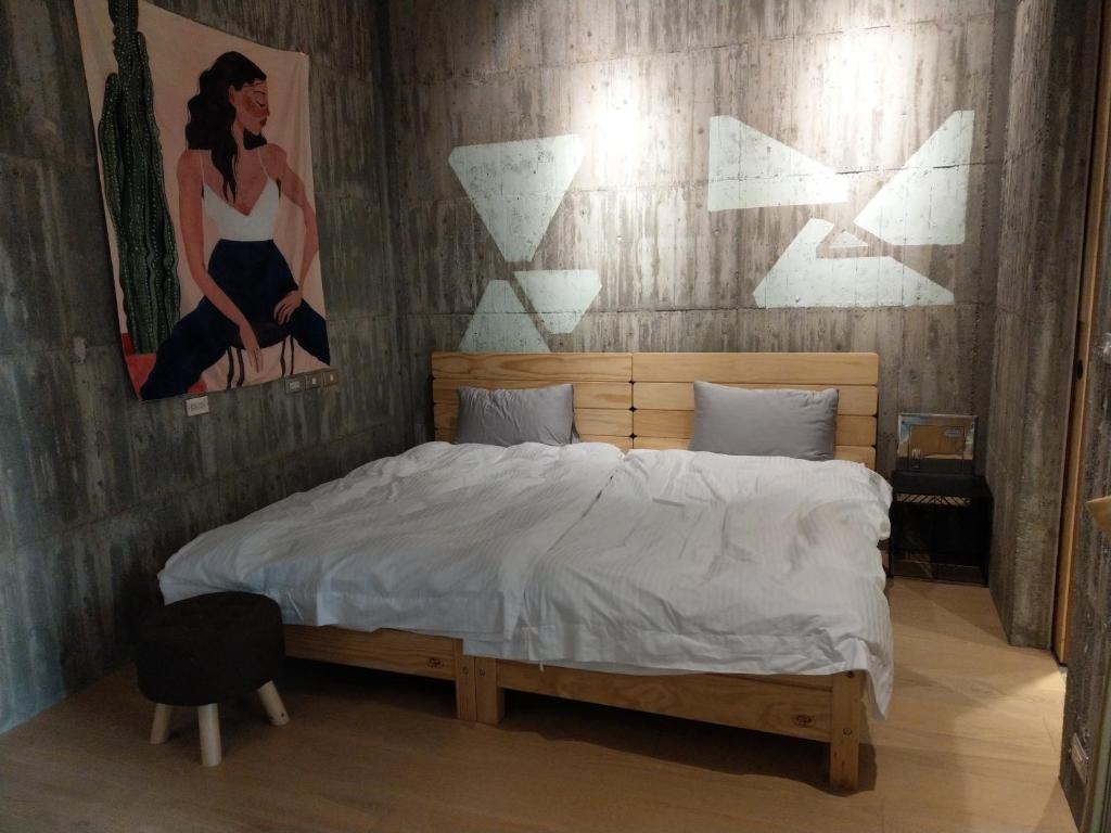 台东山舞林民宿的一间卧室配有一张壁画床