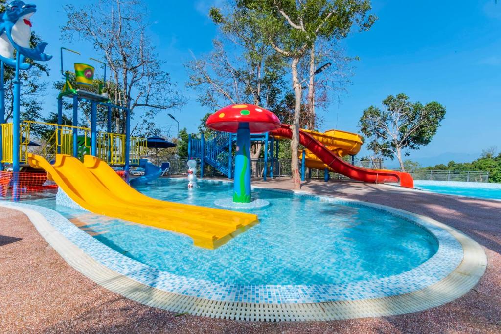 珍南海滩MyRus Resort Langkawi的一个带滑梯的水上公园的游泳池