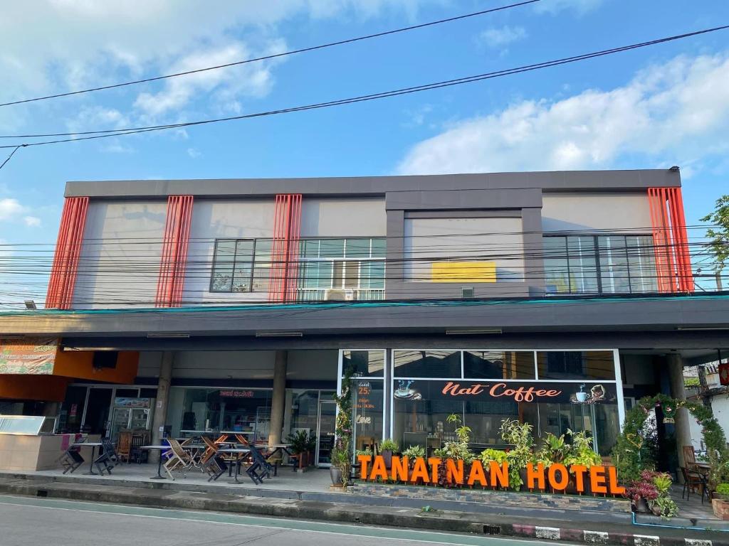 拉廊Tanatnan Hotel的大街上一座建筑,有一间塔兰人酒店