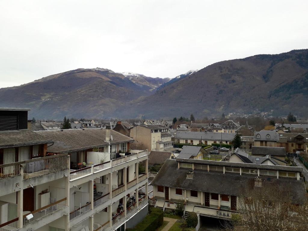 巴涅尔-德吕雄Studio a Bagneres de Luchon a 1 km des pistes的一座有建筑和山脉背景的城市