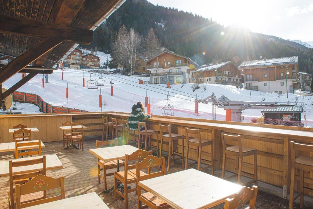 瓦尔弗雷加斯BodyGo Hostel的一间带桌椅的餐厅以及滑雪场
