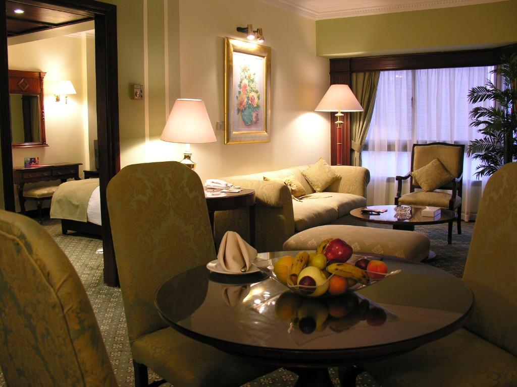 开罗皮拉米萨中心公寓的酒店客房带水果桌