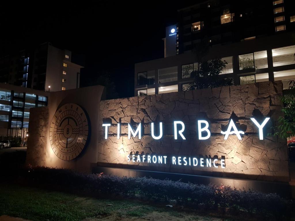 关丹Timurbay studio apartment facing beautiful beach的夜间读书的标志