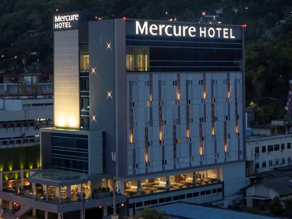 查亚普拉Mercure Jayapura的建筑顶部有标志的酒店