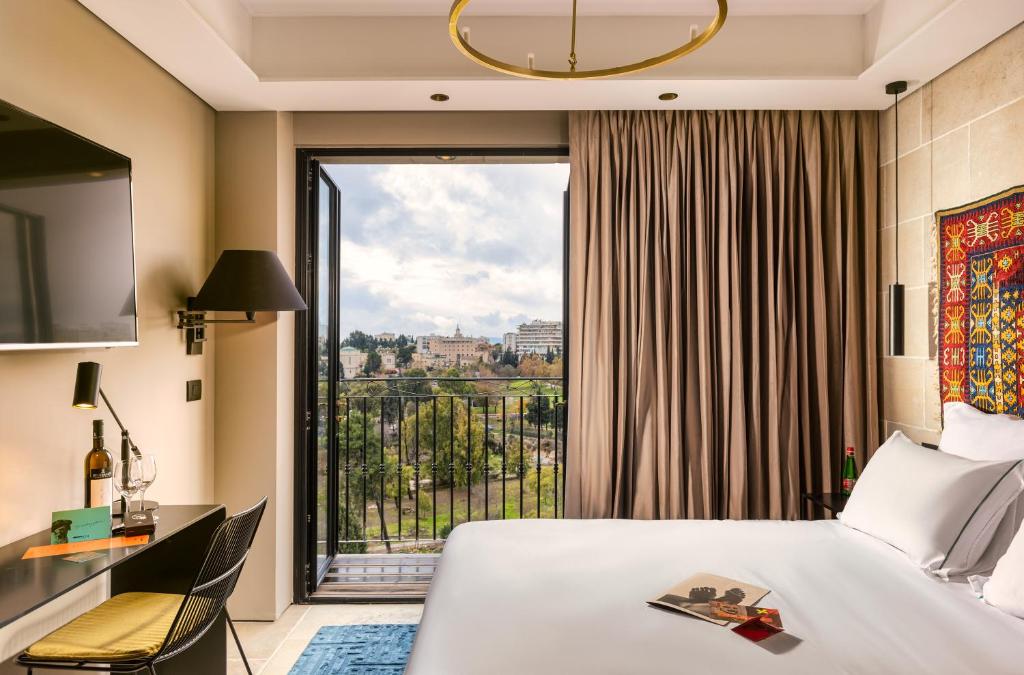 耶路撒冷Brown JLM Mamilla, a member of Brown Hotels的酒店客房设有一张床和一个大窗户