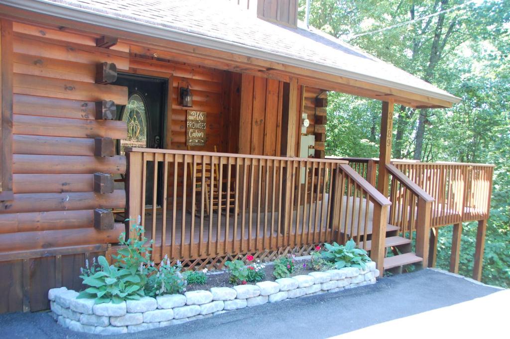 鸽子谷His Promises Cabin的小屋前方有楼梯和鲜花