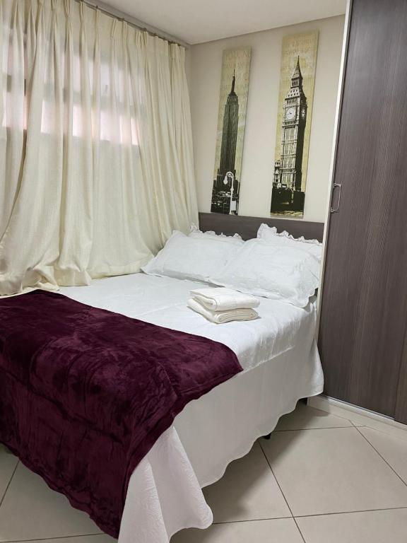 福塔莱萨Landscape Beira Mar Meireles的卧室配有一张带白色床单的大床和窗户。