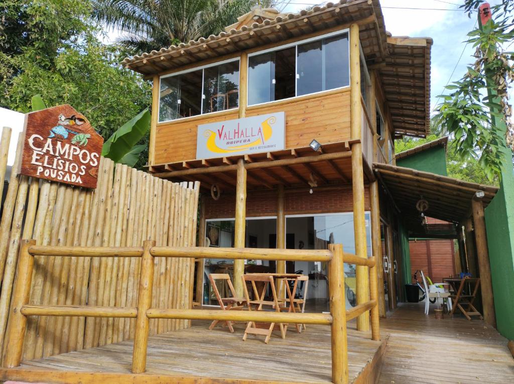 伊尔哈德博伊巴Campos Elísios Boipeba的木甲板,建筑中设有餐厅