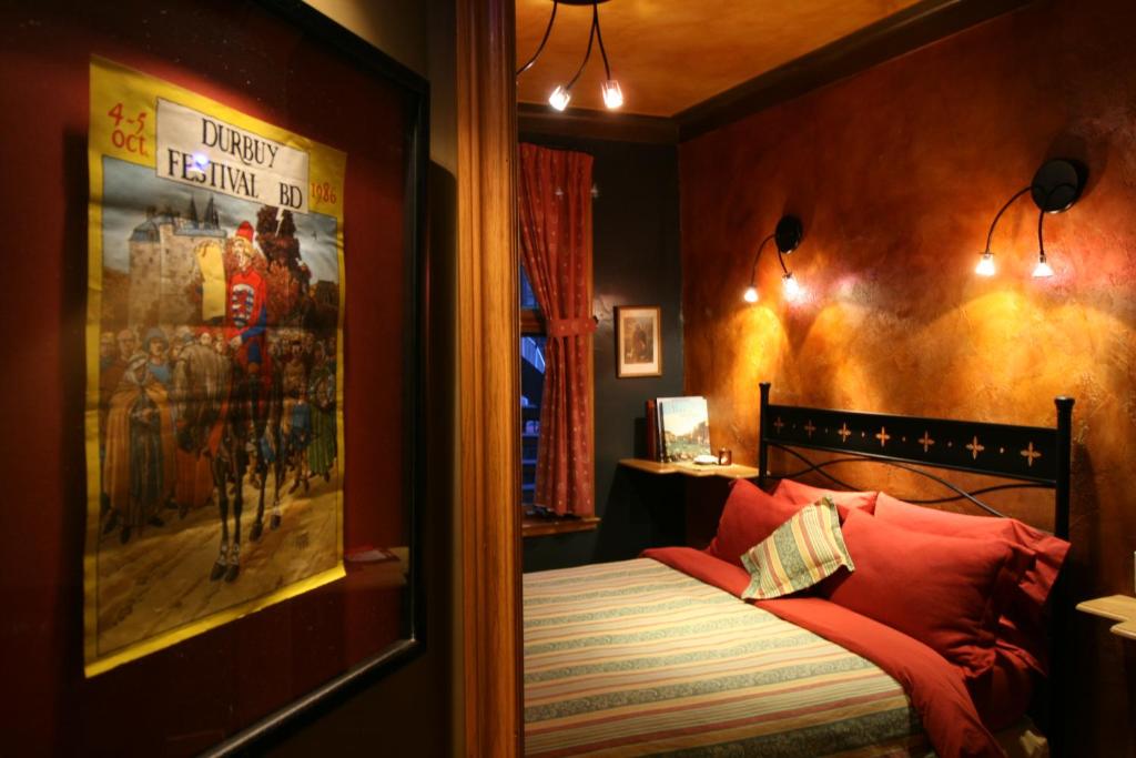蒙特利尔阿拉卡特住宿加早餐旅馆的卧室配有一张壁挂式海报的床