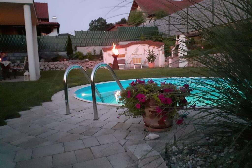 KatsdorfVilla Casa sol-rural residence near Linz的一座房子旁的院子内的游泳池