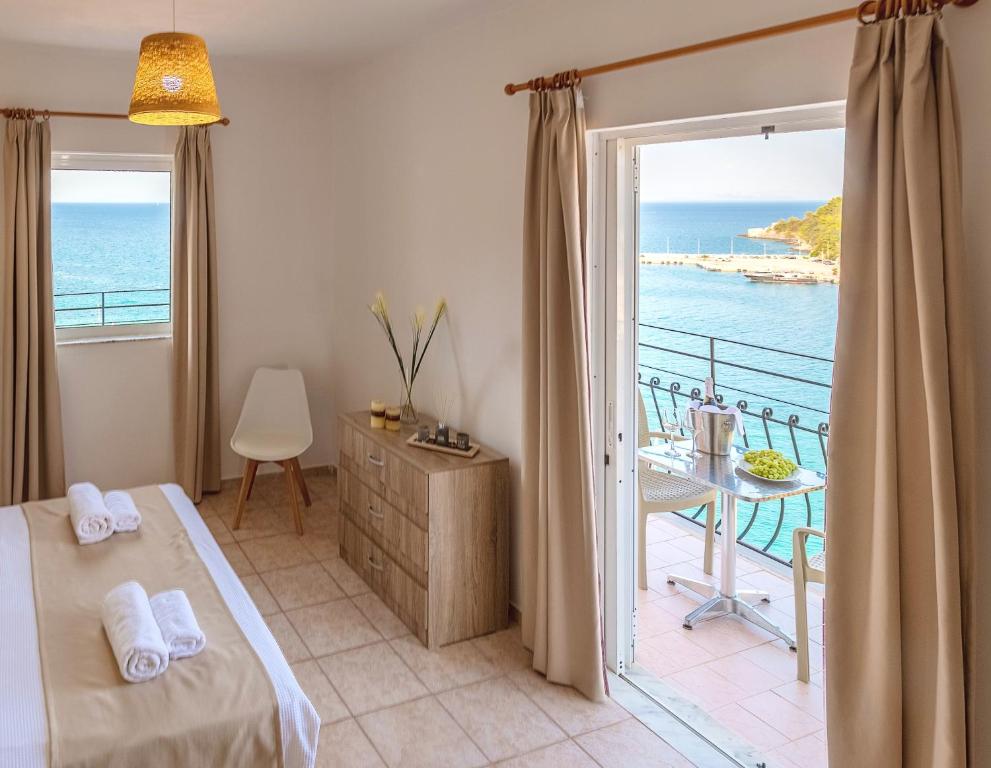 波罗斯Faro Del Porto的一间卧室配有一张床,享有海景