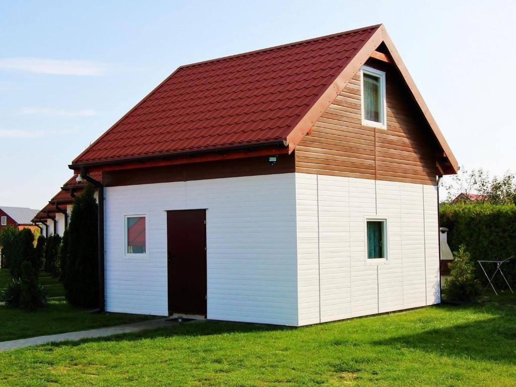 里沃Morska Przygoda的大型白色谷仓,有红色屋顶