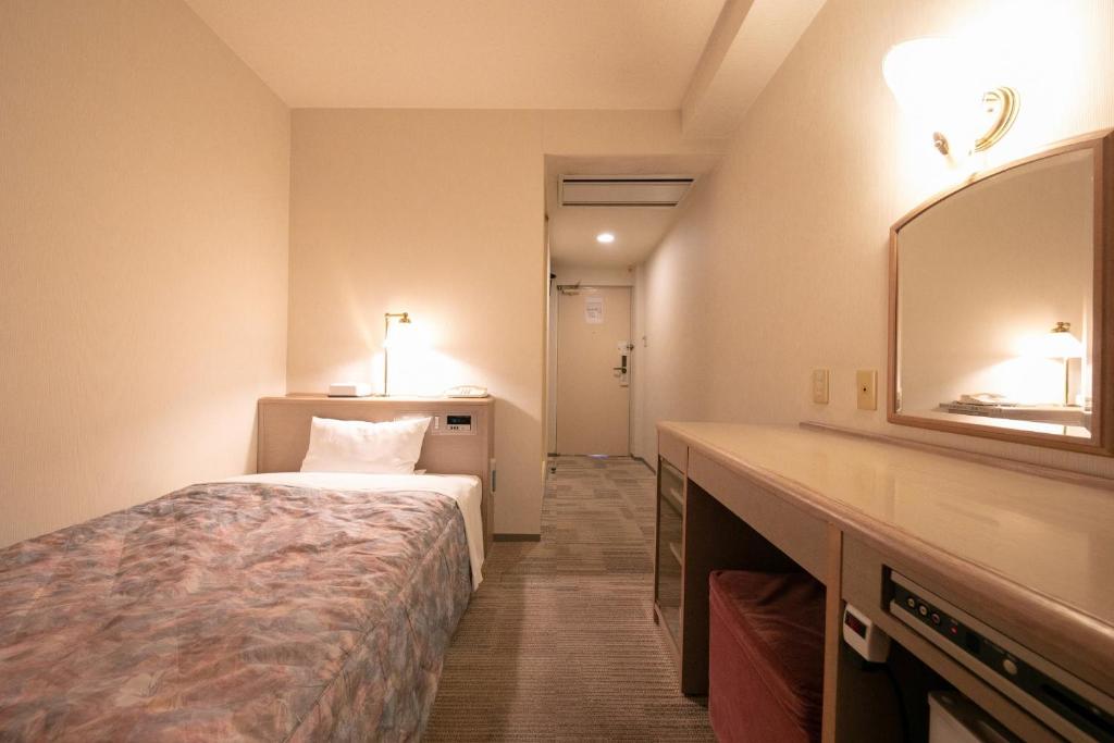 都城市Main Hotel - Vacation STAY 82545的酒店客房,配有床和镜子