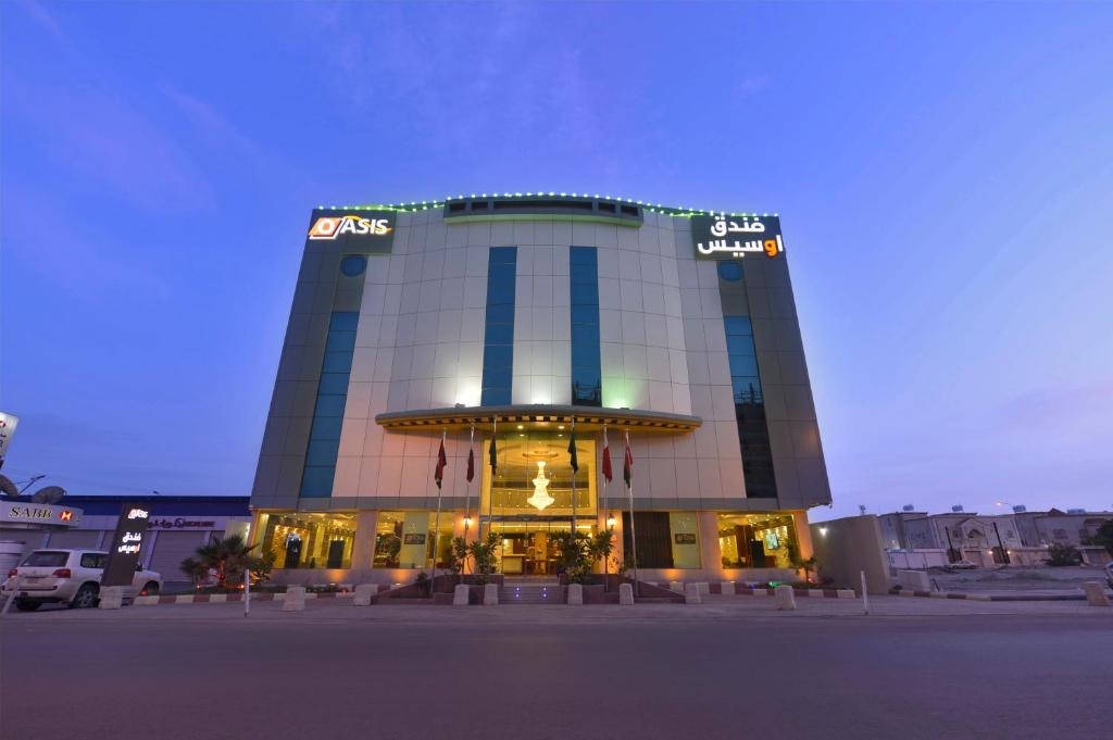 奈季兰Oasis Najran Hotel的建筑的侧面有标志