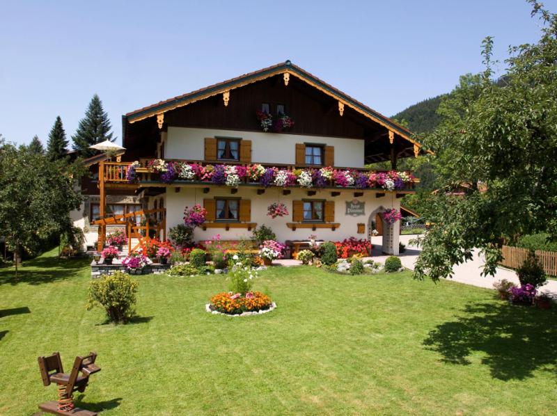 因泽尔Am Großwaldbach - Chiemgau Karte的前面有鲜花的房子