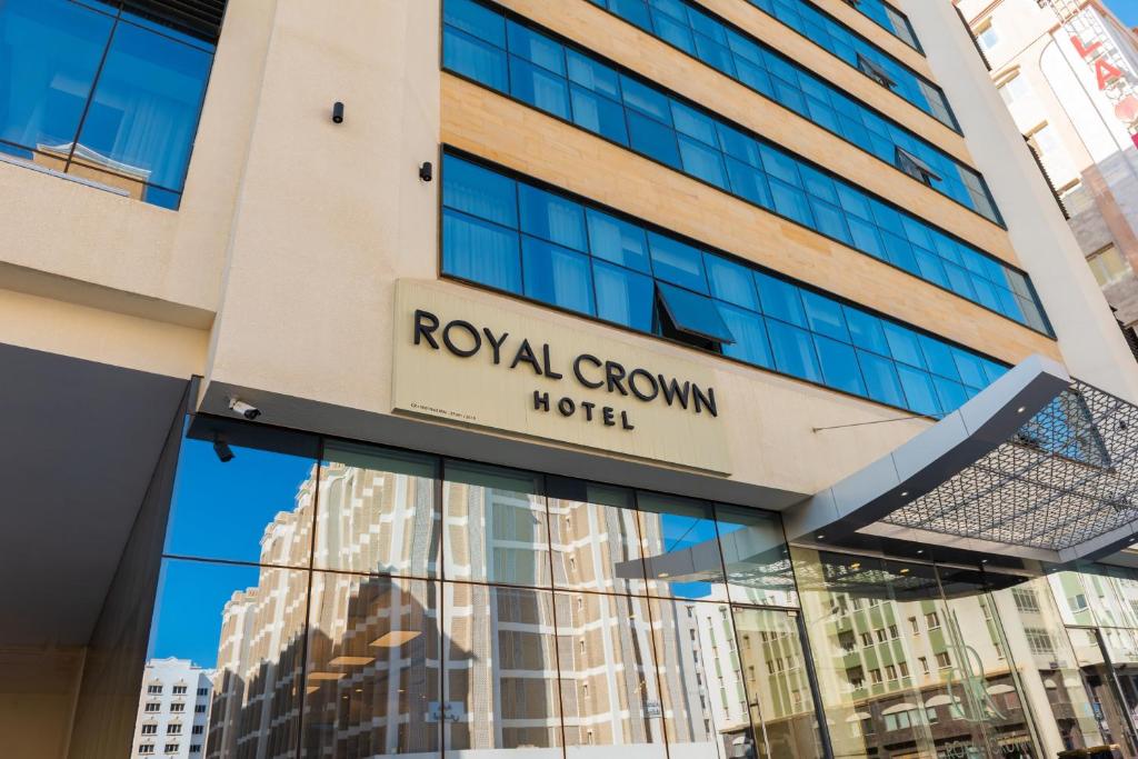 马斯喀特Royal Crown Hotel的一座建筑上标有皇冠酒店标志