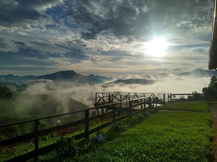 阿尤鲁奥卡Recanto das Estrelas的云中阳光下的山景