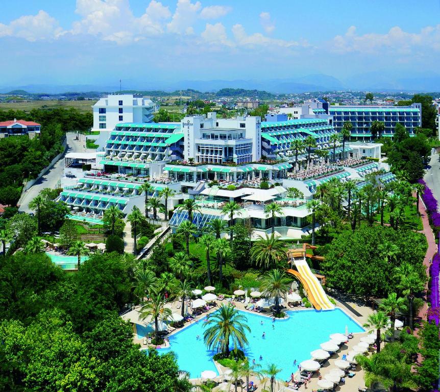 锡德Side Star Elegance Hotel - Ultra All Inclusive的享有带游泳池的度假村的空中景致