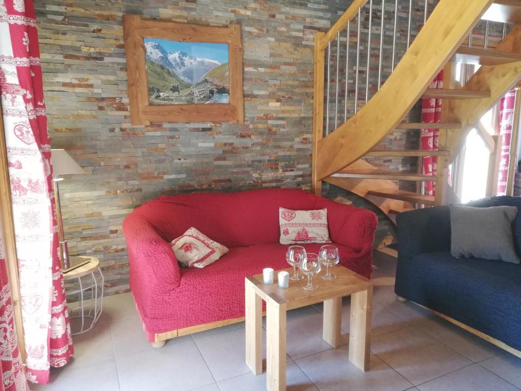 圣马丁德贝尔维尔crocus的客厅配有红色的沙发和桌子