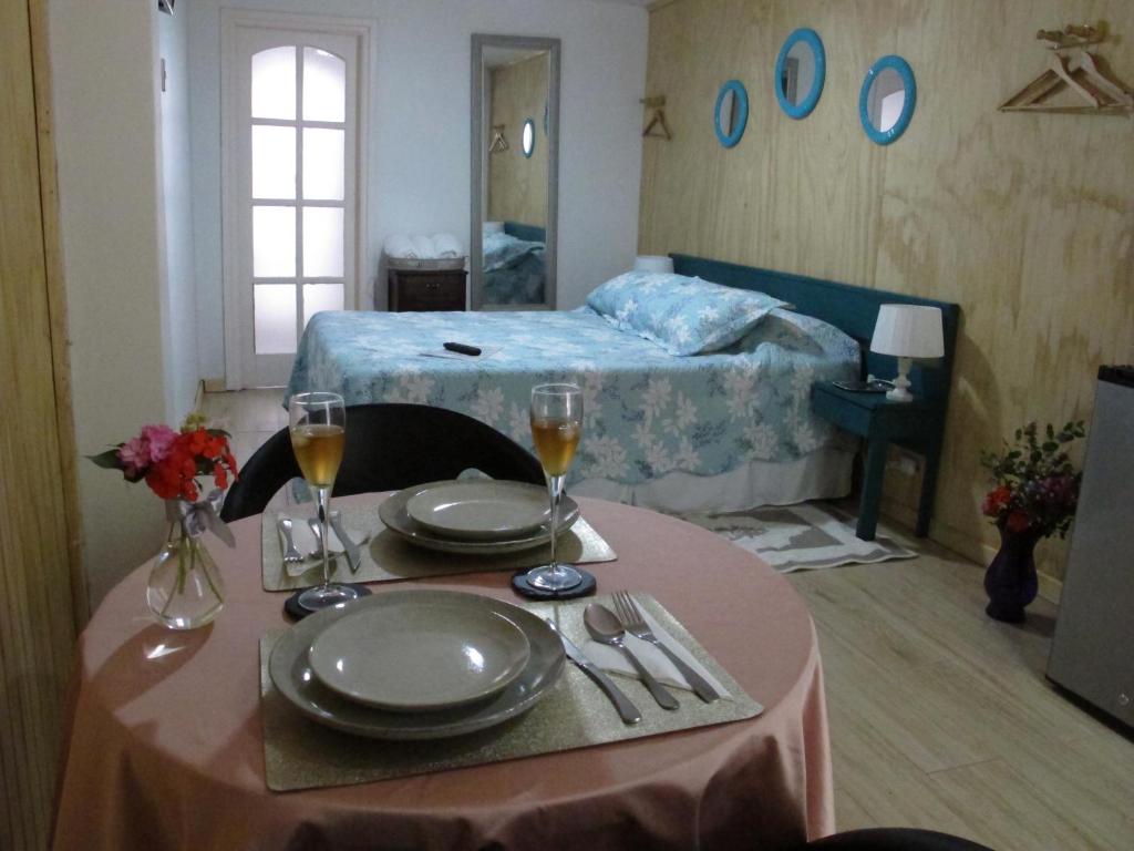 奇廉Cabañas Lemupewen Chillán 3 y 4的一间设有桌子、盘子和酒杯的房间