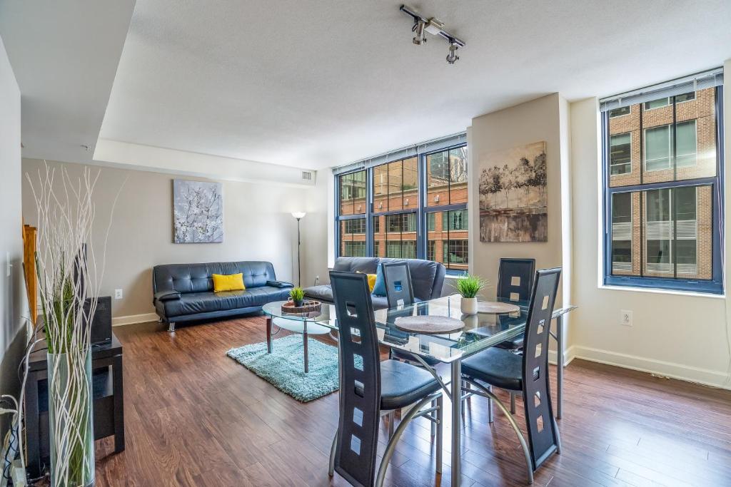 巴尔的摩巴尔的摩港畔希文公寓的客厅配有桌子和沙发