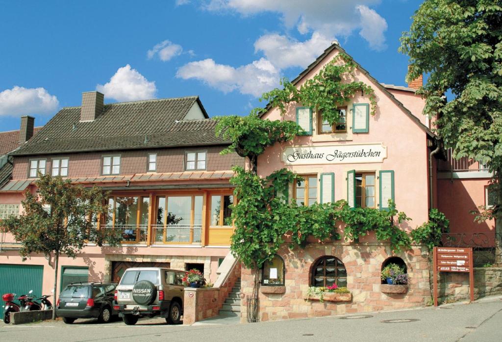 葡萄酒之路上的诺伊施塔特加格斯图晨旅馆的前面有停车位的建筑