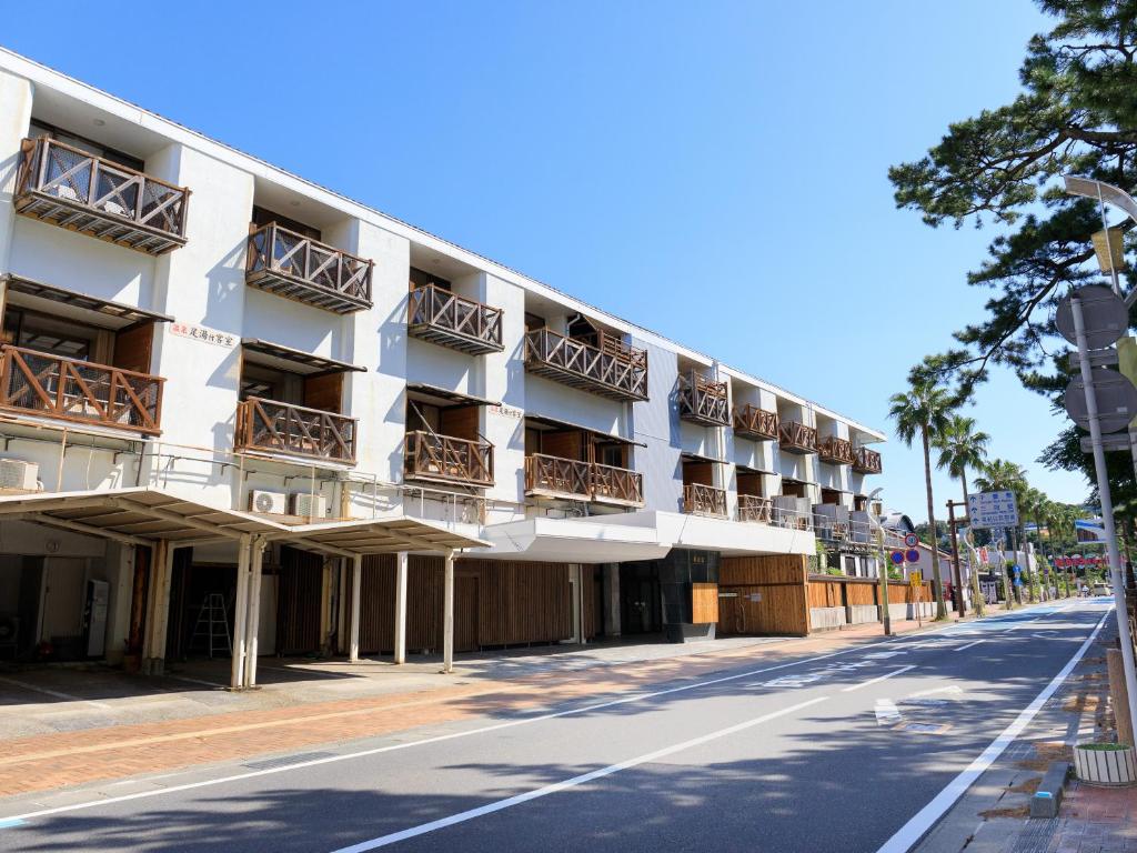 白滨HOTEL SHIRAHAMAKAN的公寓大楼前一条空的街道