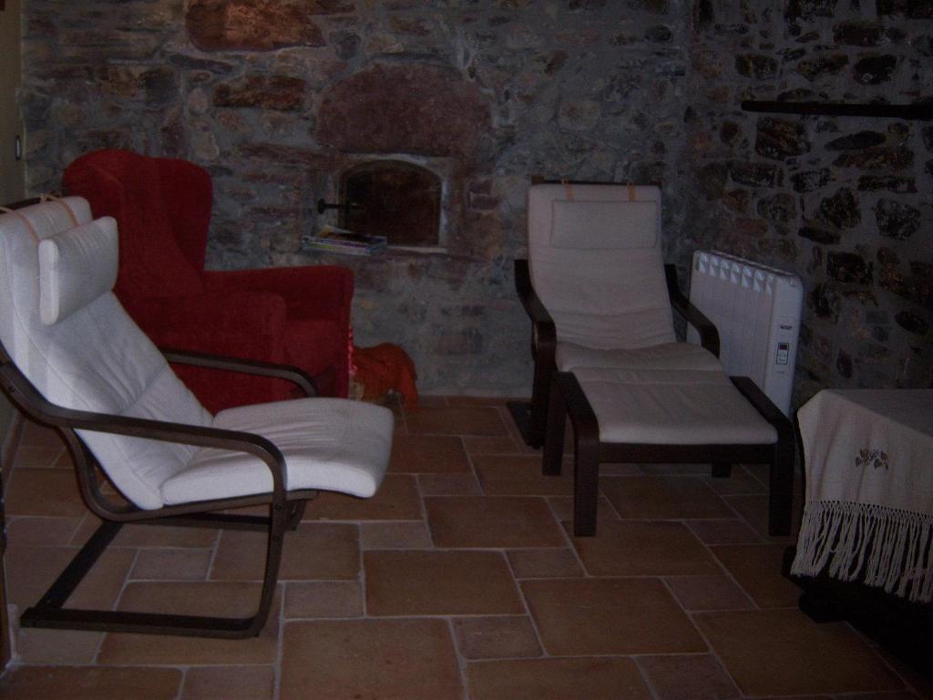 普兰莱菲尔塔酒店的客厅配有两把椅子和一张桌子