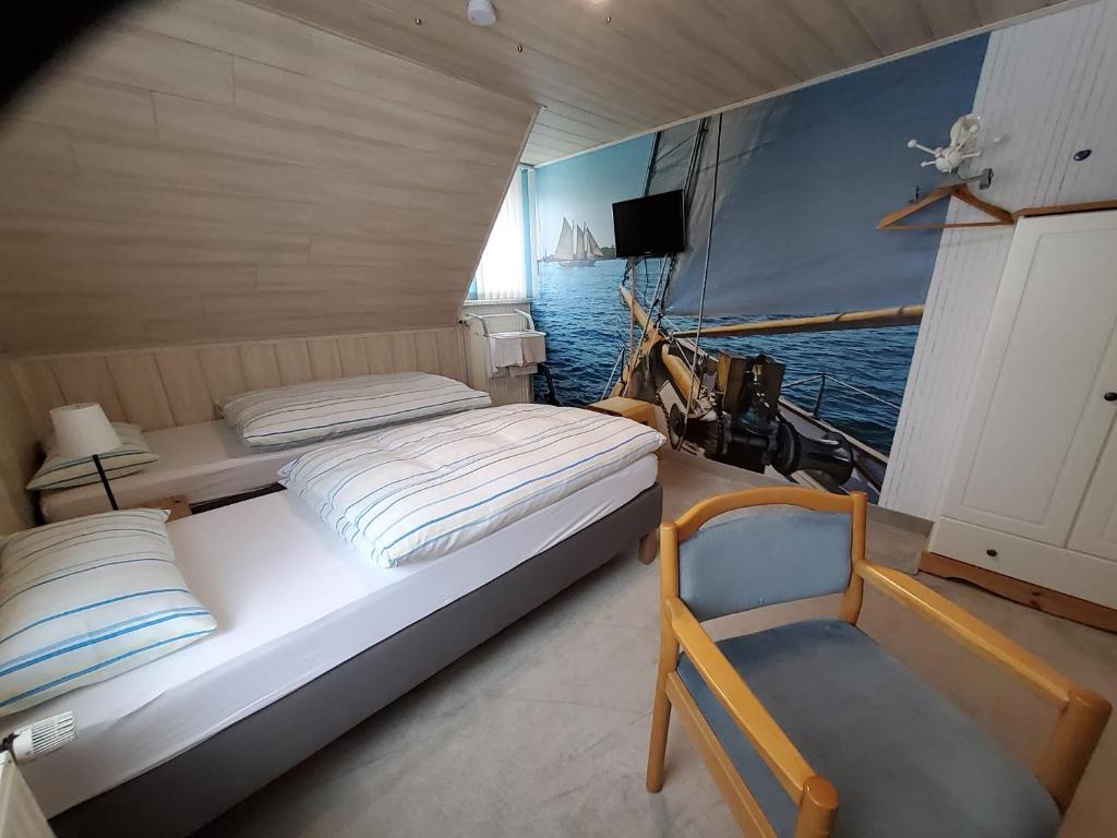 LichtenbergB & B Gästehaus Schmidt的一间设有床铺和船上电视的房间