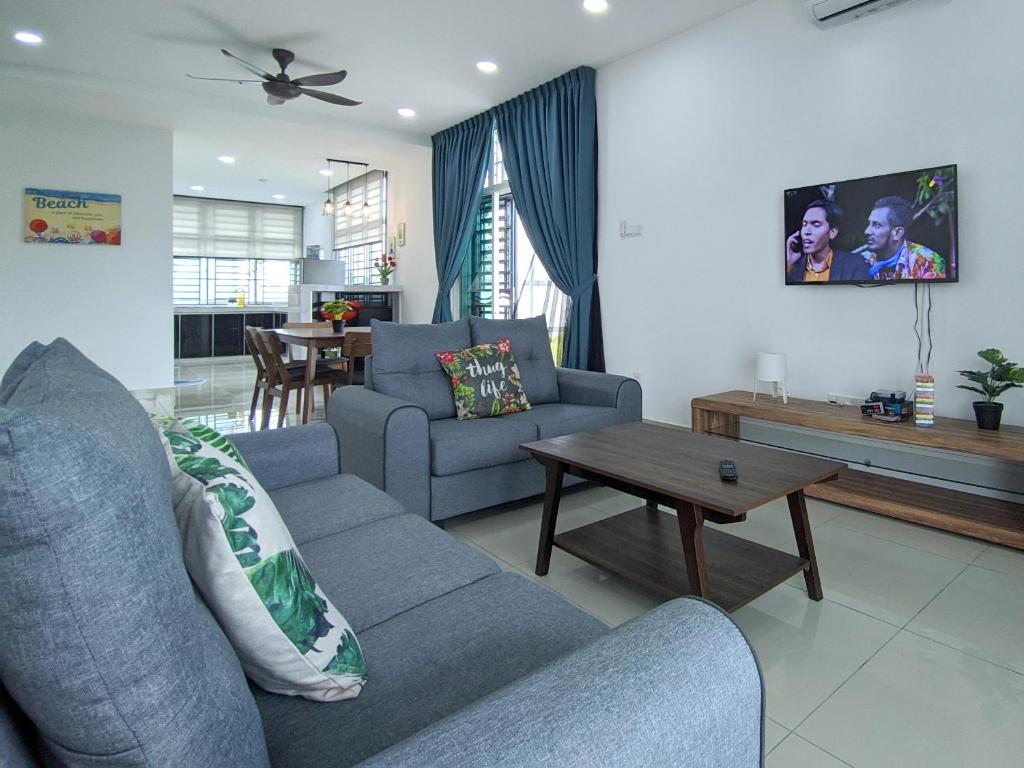Bandar PenawarDesaru Comfy Home with Netflix Near Beach, Waterpark & BBQ的客厅配有沙发和桌子