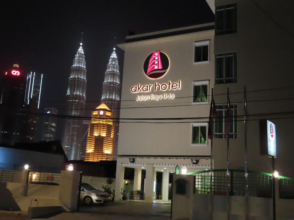 吉隆坡Akar Hotel Kampung Baru的带有地标的建筑,带有地标塔的酒店