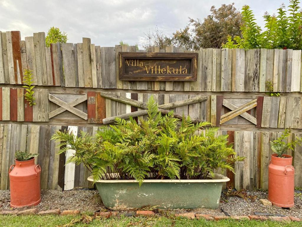 克拉格斯ECO Lodge Villa Villekula的前面有植物的种植园围栏