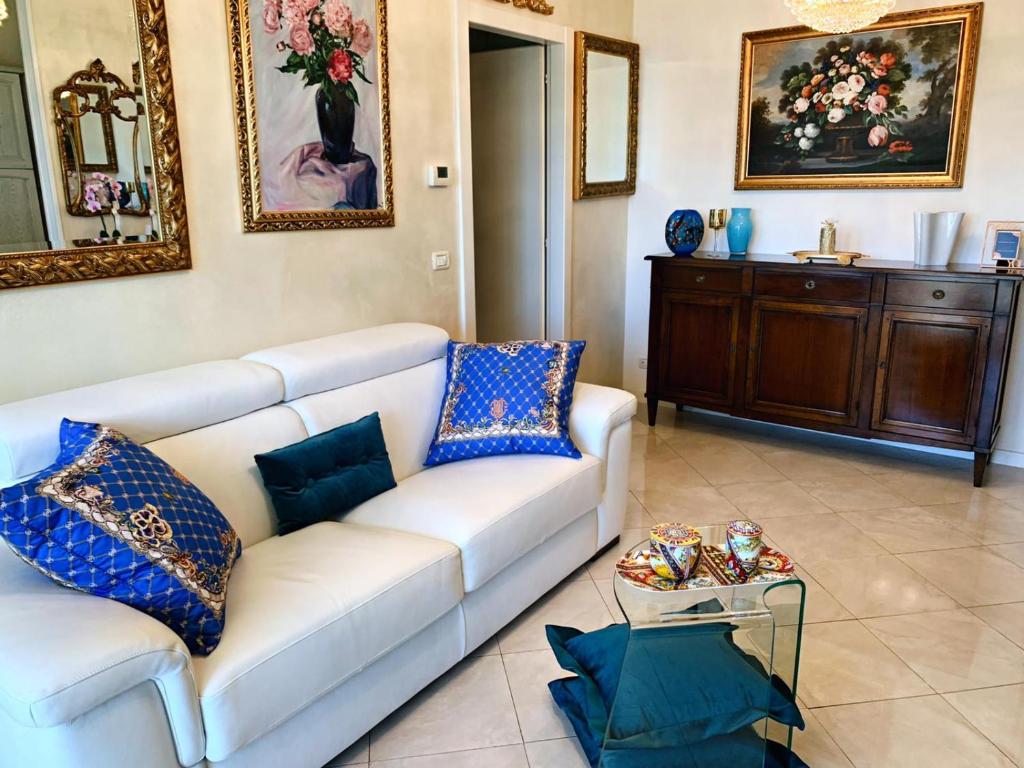 帕尔马Casa di Alice的客厅配有白色沙发和蓝色枕头。
