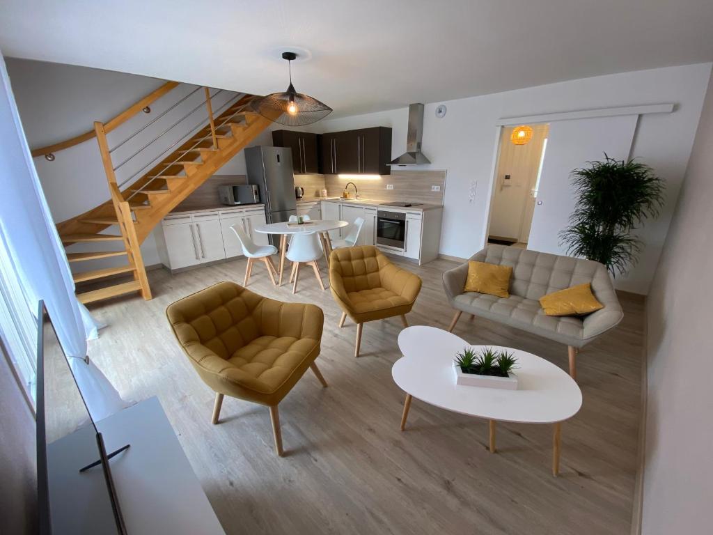 Saint-Julien-les-Villasappartement maison en duplex 80m² jardin terrasse的客厅配有沙发、椅子和桌子