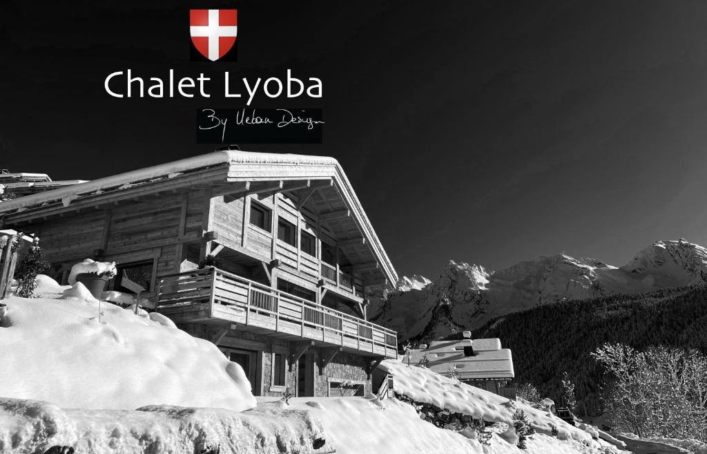 大博尔南CHALET LYOBA的一座白雪覆盖的山顶上的建筑