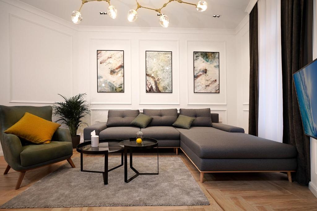 贝尔格莱德Luxury Apartments Donostia & Iruña的客厅配有沙发和桌子