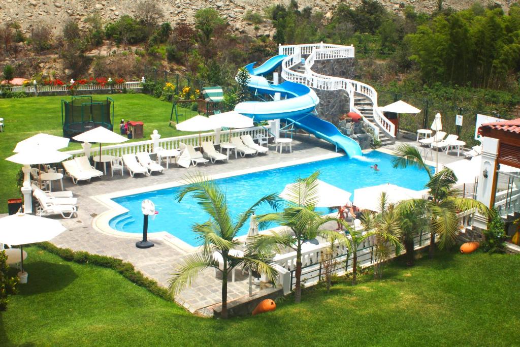 卢那欢纳Lunahuana River Resort的度假村内带滑梯的室外游泳池